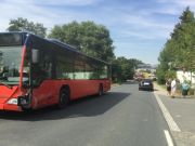 Verkehrsunfall zwischen Bus und PKW